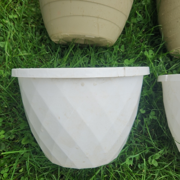 5 Plastic Hanging Flower Pots - Picture 2 of 7